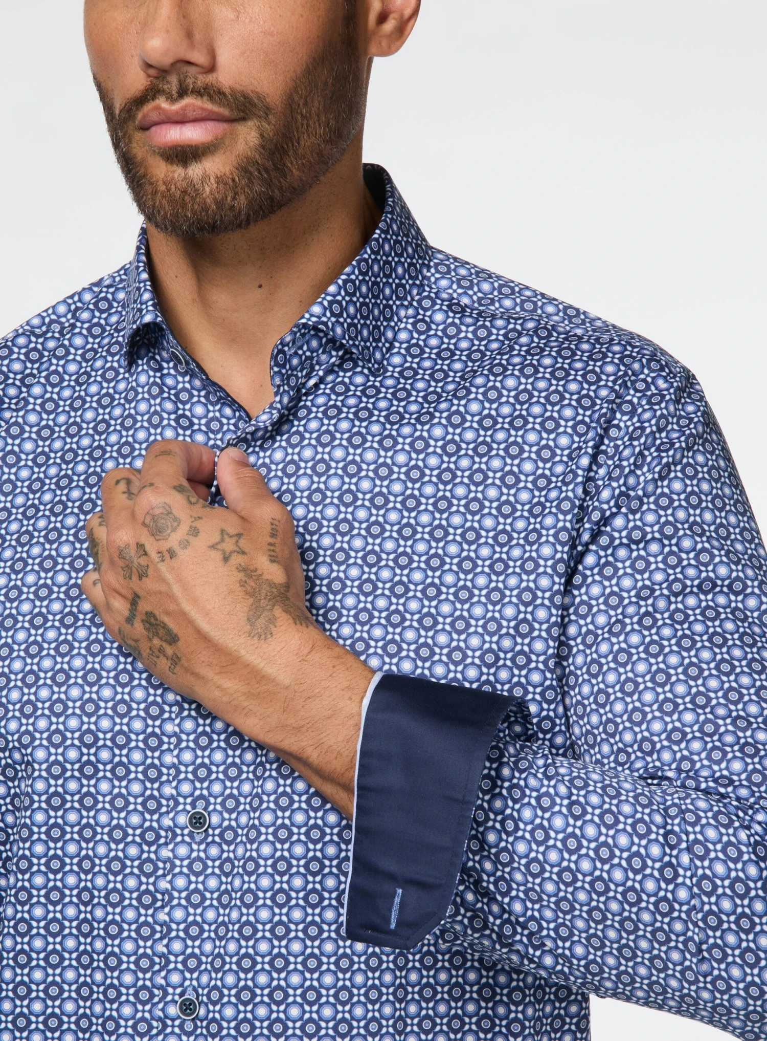 Chemise Bleue à Motif De Médaillons 4 Chemise Bleue à Motif De Médaillons – Image 2